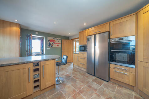 Kitchen 2.jpg