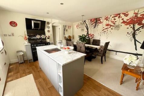 R - Kitchen (2).jpg
