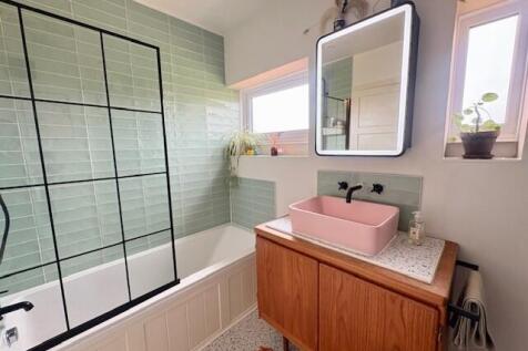Bathroom (2).jpg