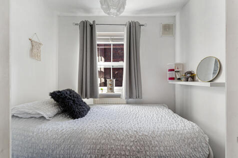 16 Coopers Place-Bed 2.jpg