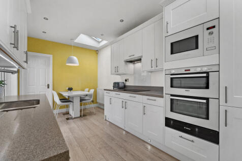 16 Beech Avenue Kitchen 2.jpg