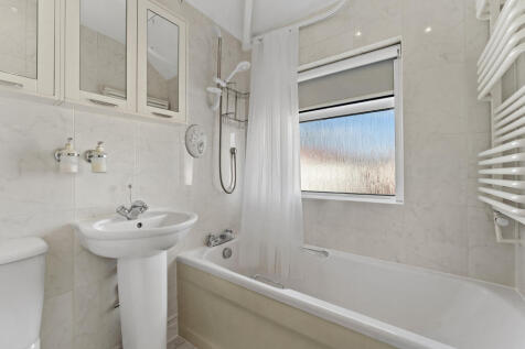 16 Beech Avenue Bathroom.jpg