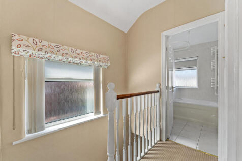 16 Beech Avenue Landing.jpg