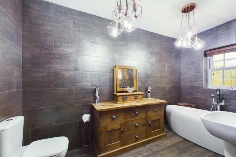 Family Bathroom/W...