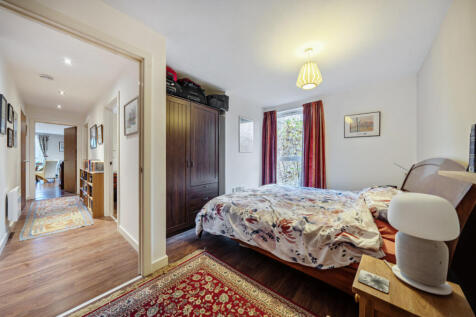 1377057-3-690e128...