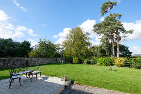 Garden to front