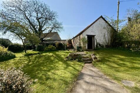 View to barn/outb...