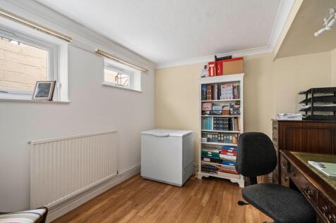 Bedroom / Study
