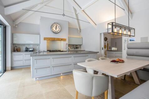 Kitchen / Dining Area