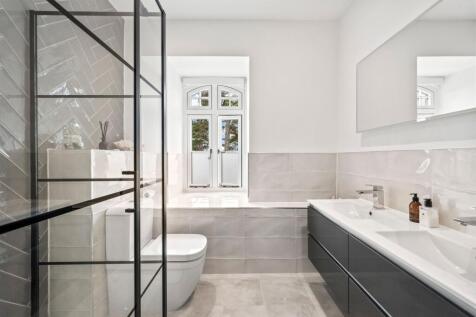 Main En-Suite
