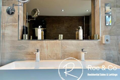 Jack &amp; Jill Bathroom suite