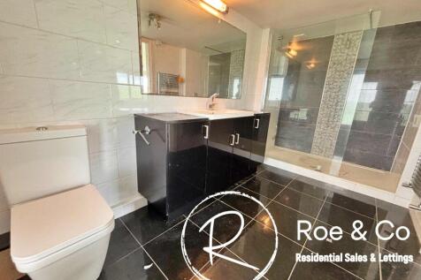 Master bedroom en-suite
