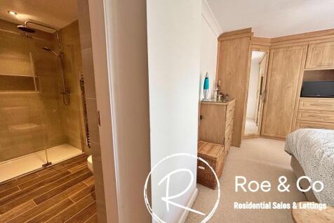 Bedroom one/En-suite