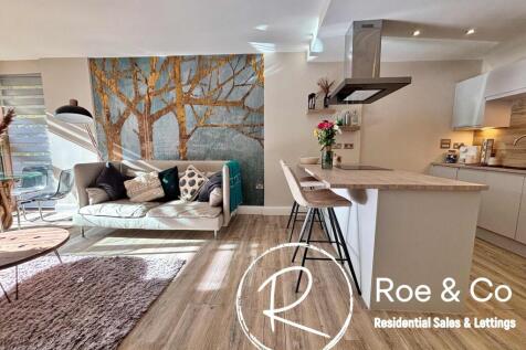 Living room/kitchen/dining room