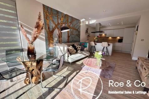 Living room/kitchen/dining room