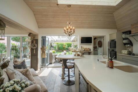 Luxury Kitchen and Breakfast Room