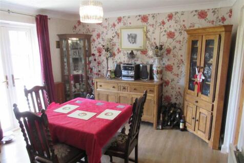 Dining room (Facing West)