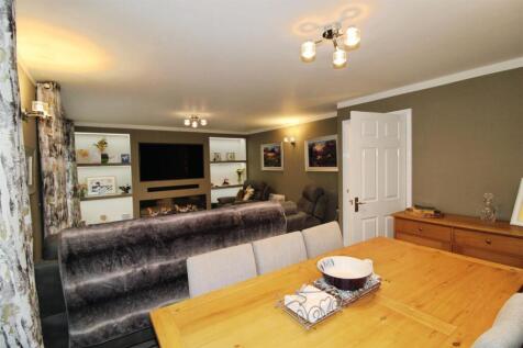 LOUNGE / DINING ROOM