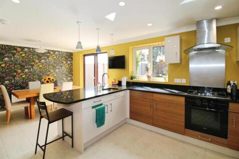 Open plan kitchen/dining room
