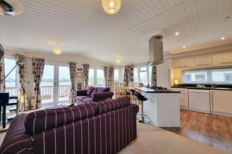 Living/Kitchen Area: