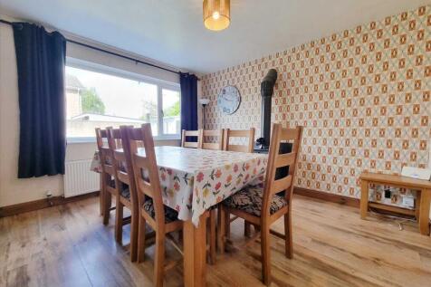 Dining Area:
