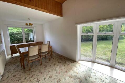 Dining Area: