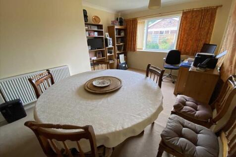 Bedroom 2/Dining