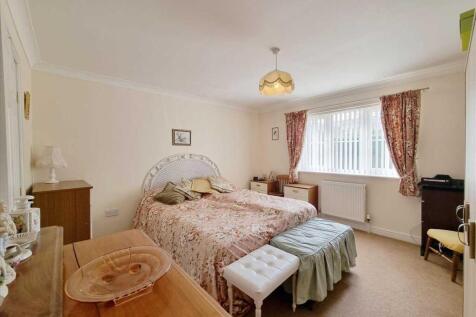 Bedroom 1: