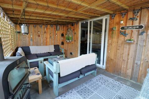 Covered/Enclosed Entertaining Area