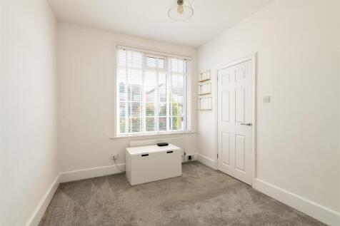 21 Springvale bedroom6 ground.jpg