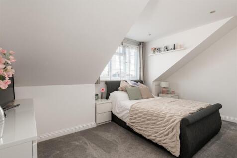 21 Springvale bedroom2.jpg