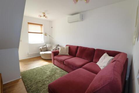 LOUNGE 2.JPG