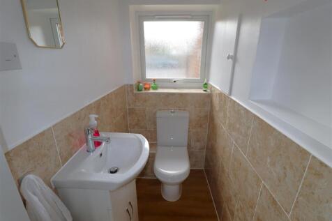 CLOAKROOM.JPG