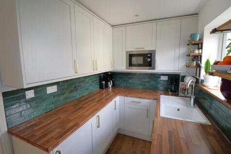 KITCHEN 2.JPG