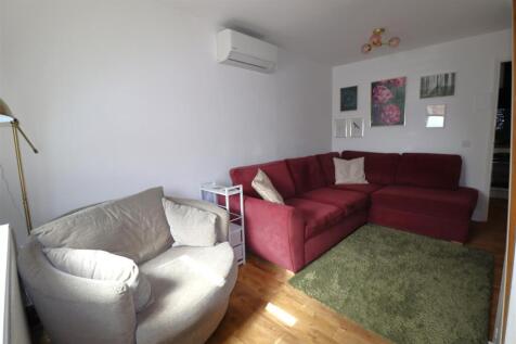 LOUNGE 1.JPG
