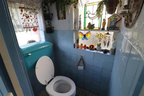 Downstairs WC.JPG