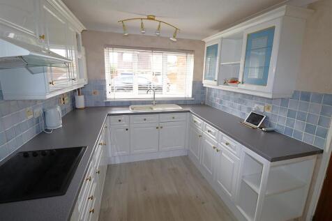 KITCHEN 2.JPG