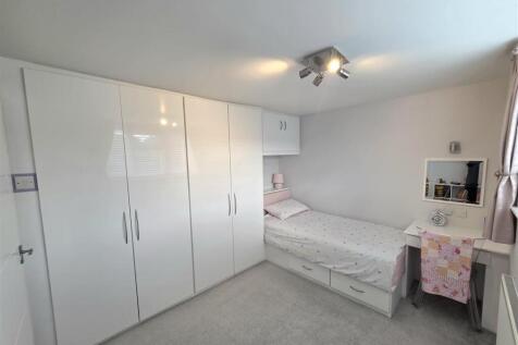 Bedroom2 (2).jpg