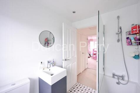 Family bathroom 2.jpg