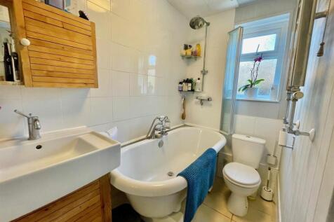 3 Parsonage Lane Bathroom.jpg