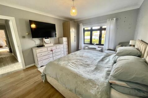 bedroom 1.2.jpg