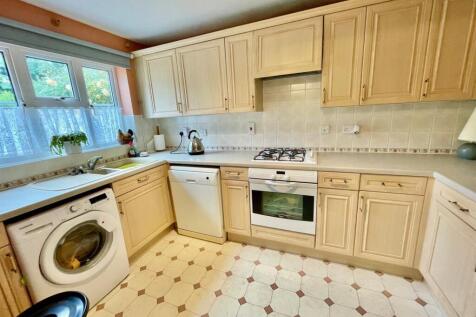2 Oaklands Wood Kitchen.jpg