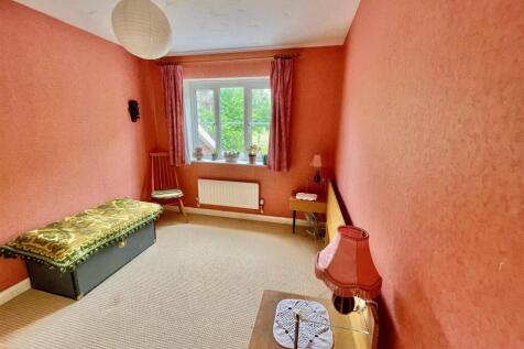 2 Oaklands Wood Bed 2.jpg