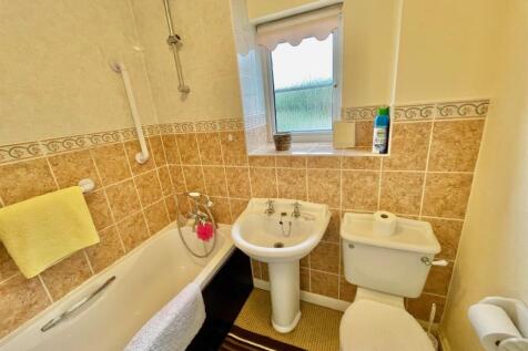2 Oaklands Wood Bathroom.jpg