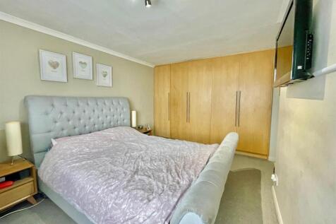 12 Greville Close Bed 1 v2.jpg