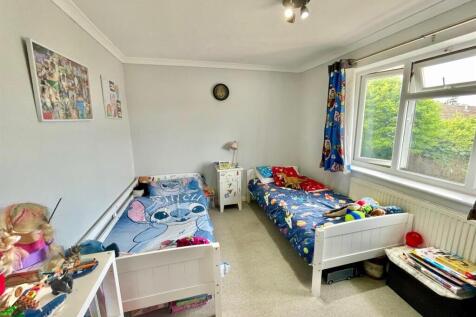 12 Greville Close Bed 2.jpg