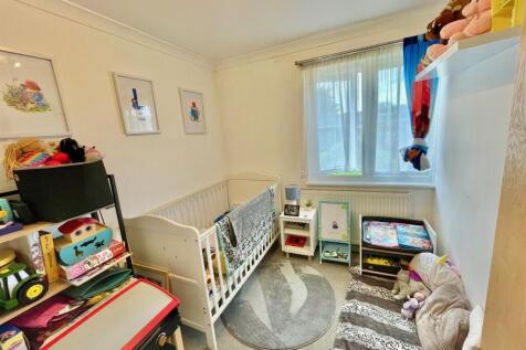 12 Greville Close Bed 3.jpg