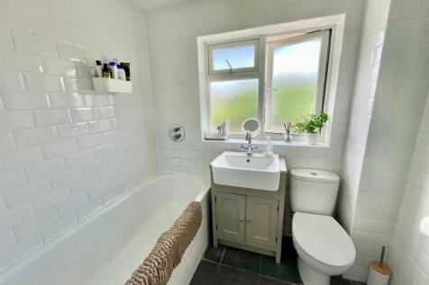 12 Greville Close Bathroom.jpg