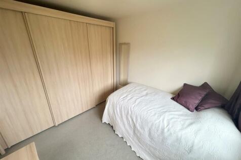 Bed 2.jpg