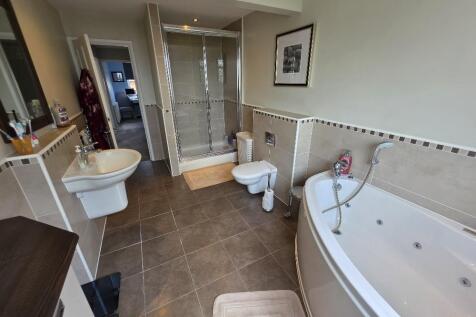 Spacious Family Bathroom